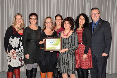 Photo de groupe - Prix réussite éducative primaire - École St-Isidore de Laverlochère - <em><span style="color: #808080">Marie‑Eve Gaudet, présidente, Carole Perron, Joanne Larose, directrice, Kim Leroux, Christine Nadeau, France Marion, Éric Larivière, directeur général.</span></em>